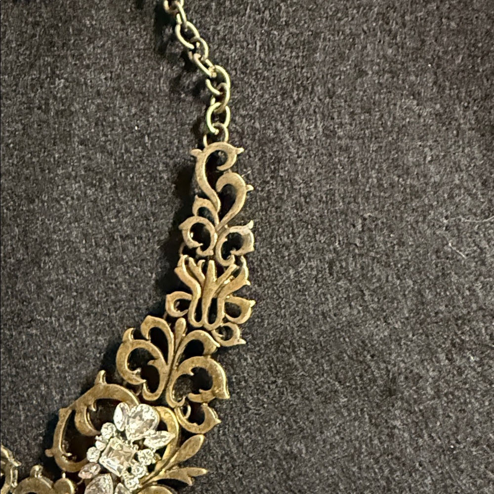 Elegant Gold and Rhinestone Necklace - Picture 6 of 8